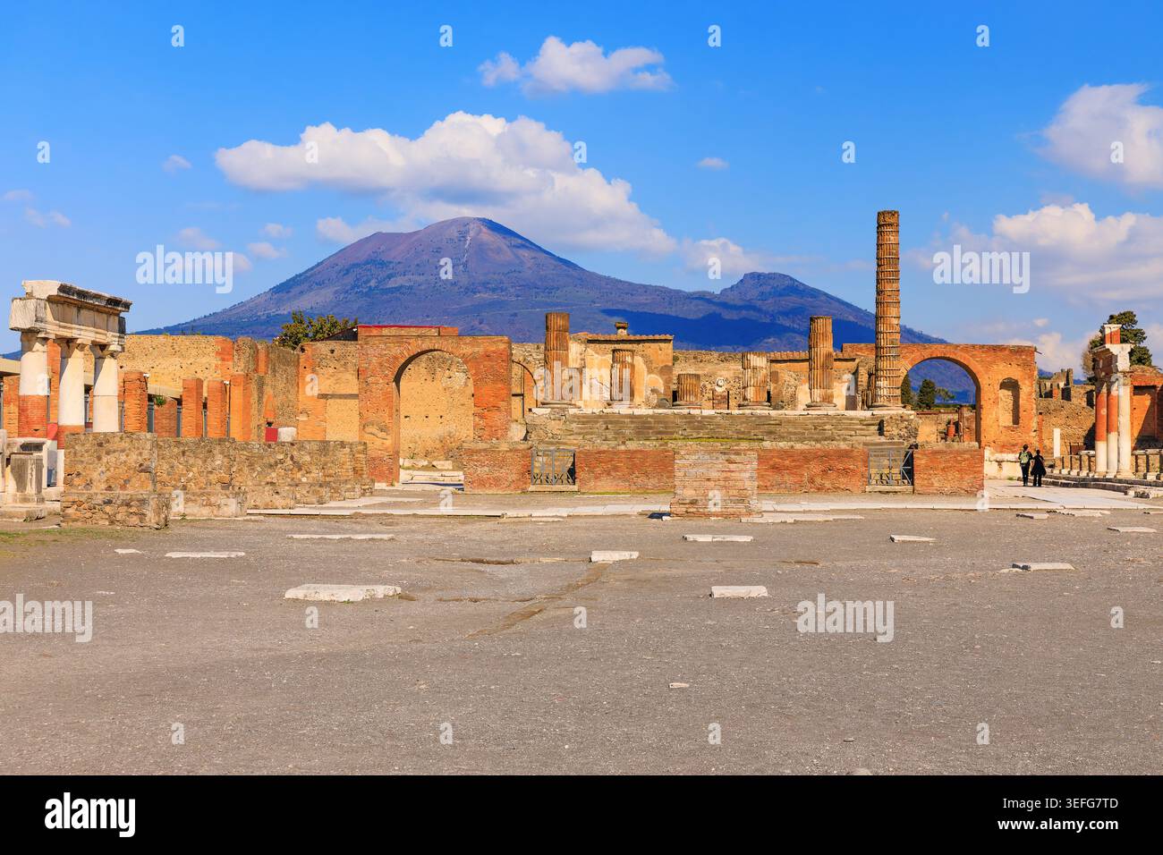 Das Forum Pompeji und der Vesuv. Pompeji in der Nähe von Neapel in der Region Kampanien in Italien. Stockfoto