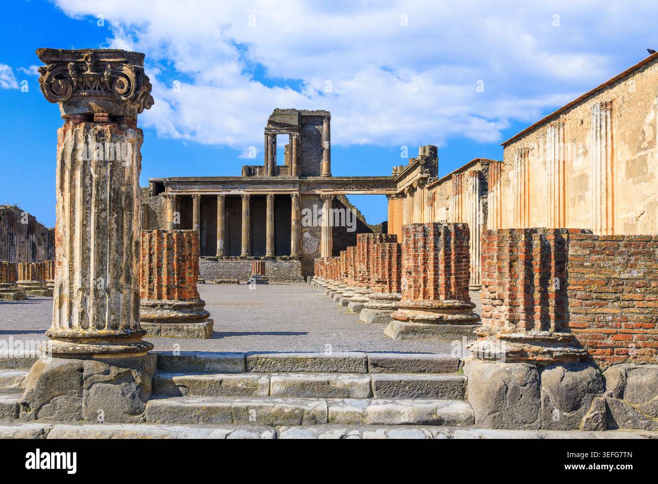 Eintritt in die Basilika im Forum von Pompeji. Neapel in der Region Kampanien in Italien. Stockfoto