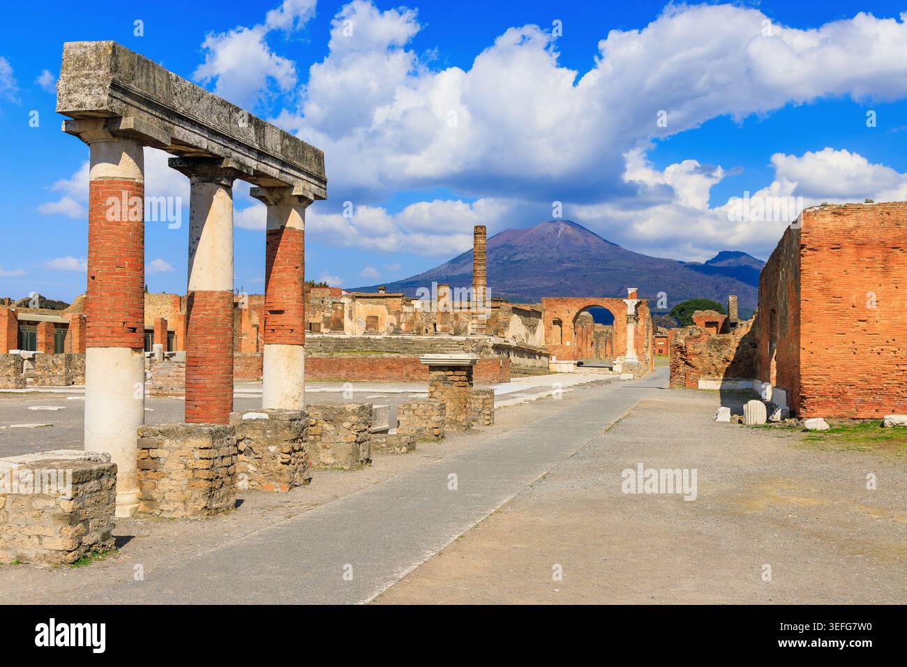 Das Forum Pompeji und der Vesuv. Pompeji in der Nähe von Neapel in der Region Kampanien in Italien. Stockfoto