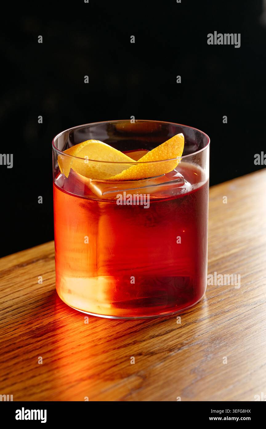 Klassischer roter Cocktail mit Orangengeschmack an einer Bar Stockfoto
