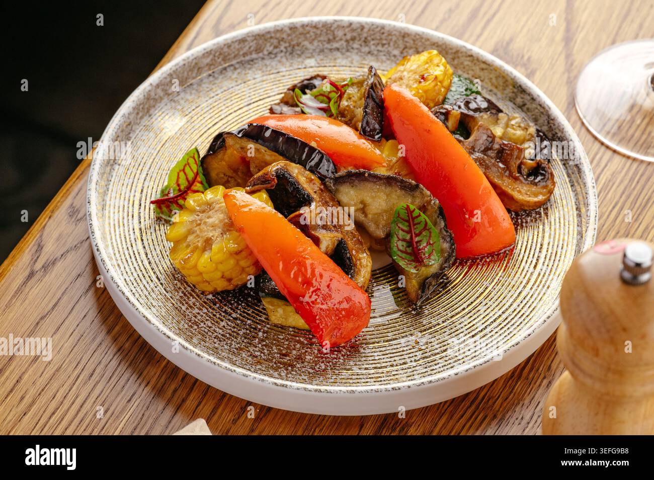 Appetitliches gegrilltes Gemüse auf einer Keramikplatte Stockfoto