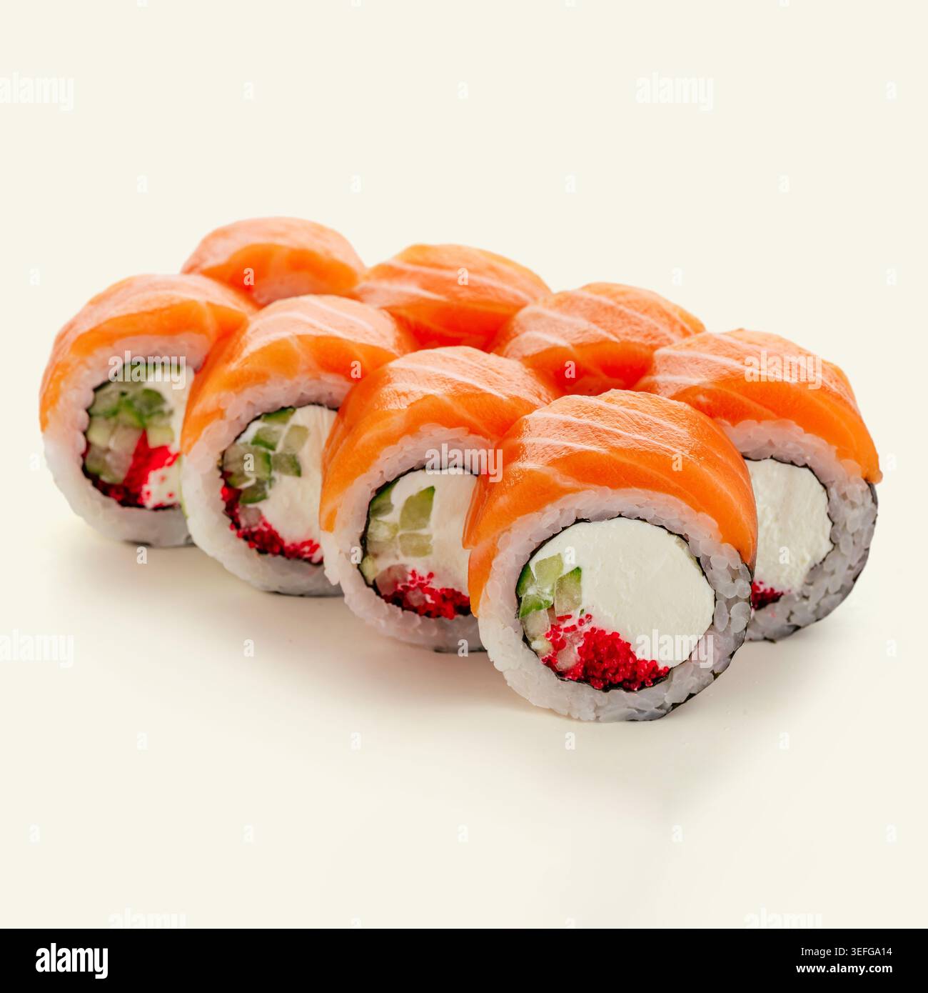 Philadelphia Sushi-Brötchen mit Lachs und Frischkäse Stockfoto