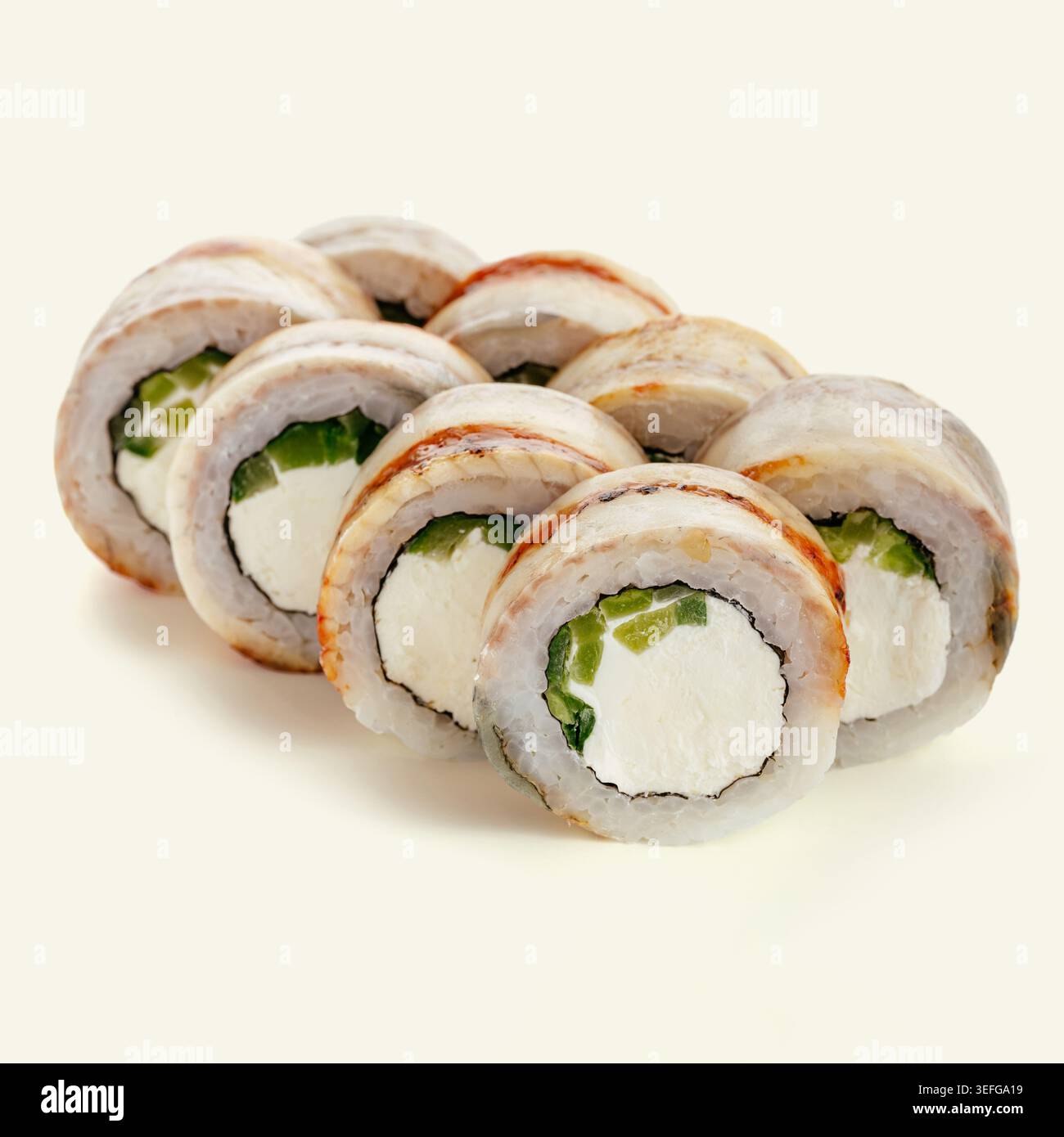 Nahaufnahme von Aal-Sushi-Brötchen mit Frischkäse Stockfoto