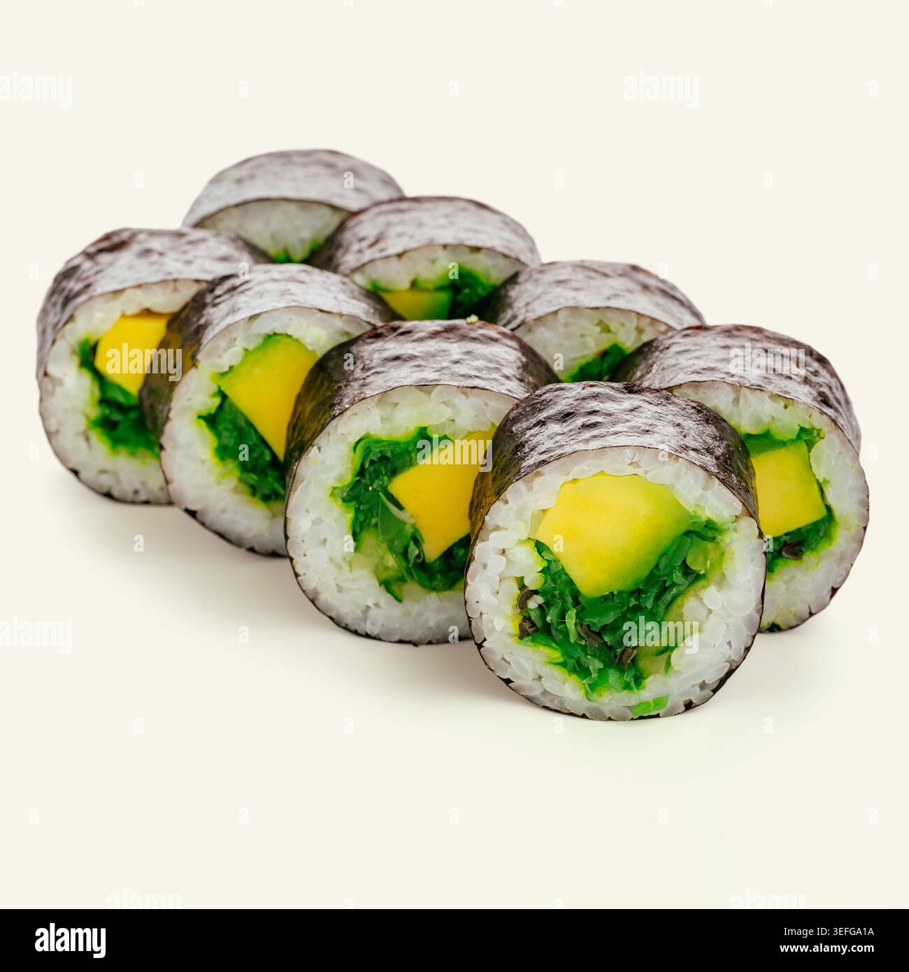 Japanische Maki-Brötchen mit Avocado und Algensalat Stockfoto