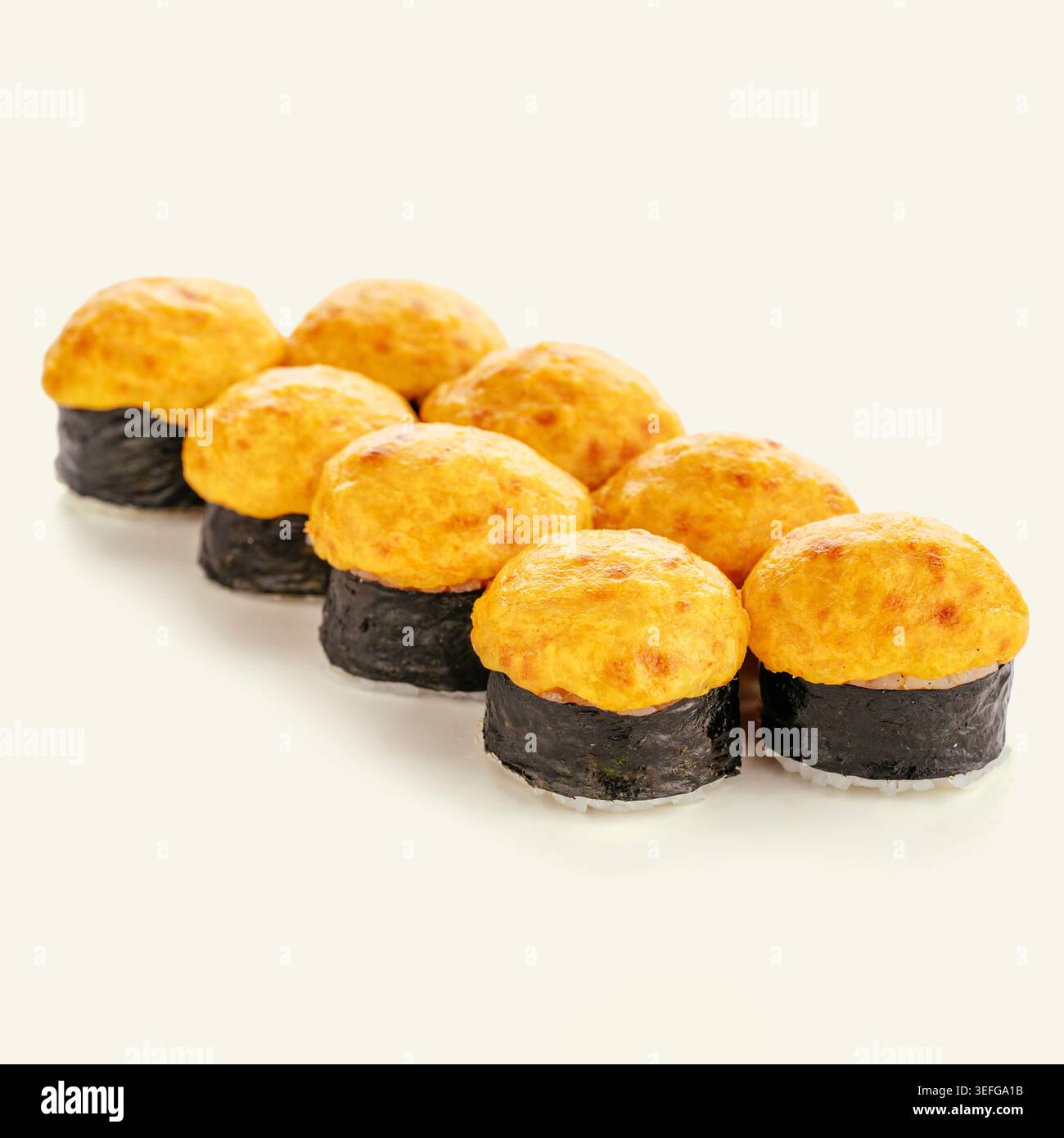 Heiß gebackene Sushi-Brötchen mit Käsedeckel Stockfoto