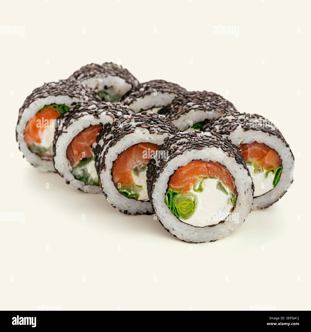 Sushi-Brötchen mit Lachs und Frischkäse und schwarzem Sesam Stockfoto