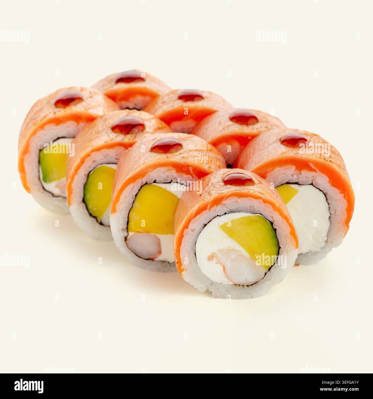 Gebratene Lachs-Maki-Brötchen mit Mango und Garnelen Stockfoto