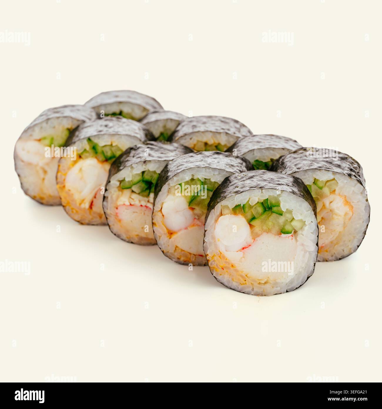 Japanische Sushi-Maki-Brötchen mit Garnelen und Gurken Stockfoto