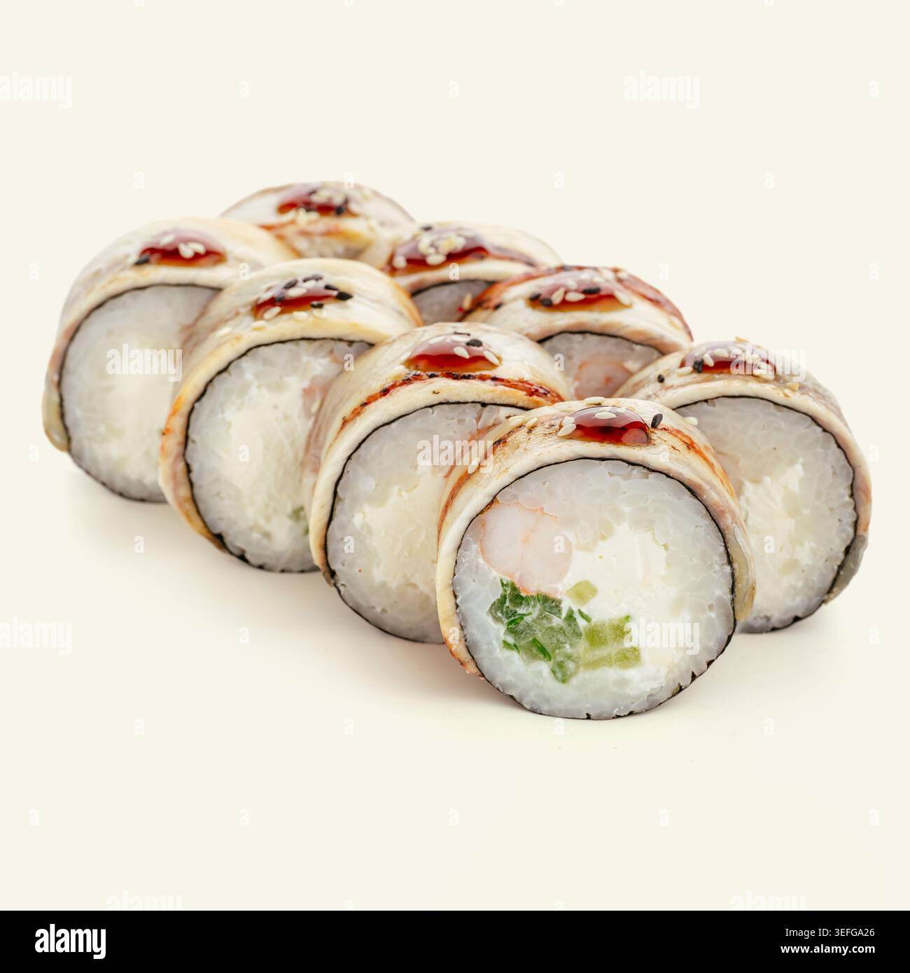 Uramaki-Sushi-Brötchen mit Aalgarnelen und Frischkäse Stockfoto