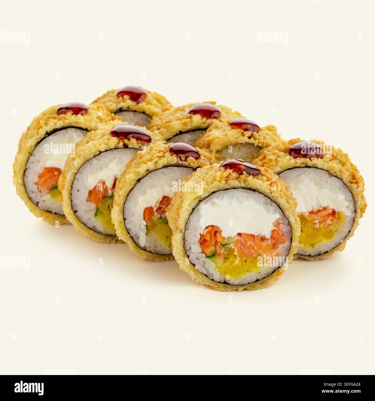 Knusprige Tempura-Sushi-Brötchen mit Lachs und Sauce Stockfoto