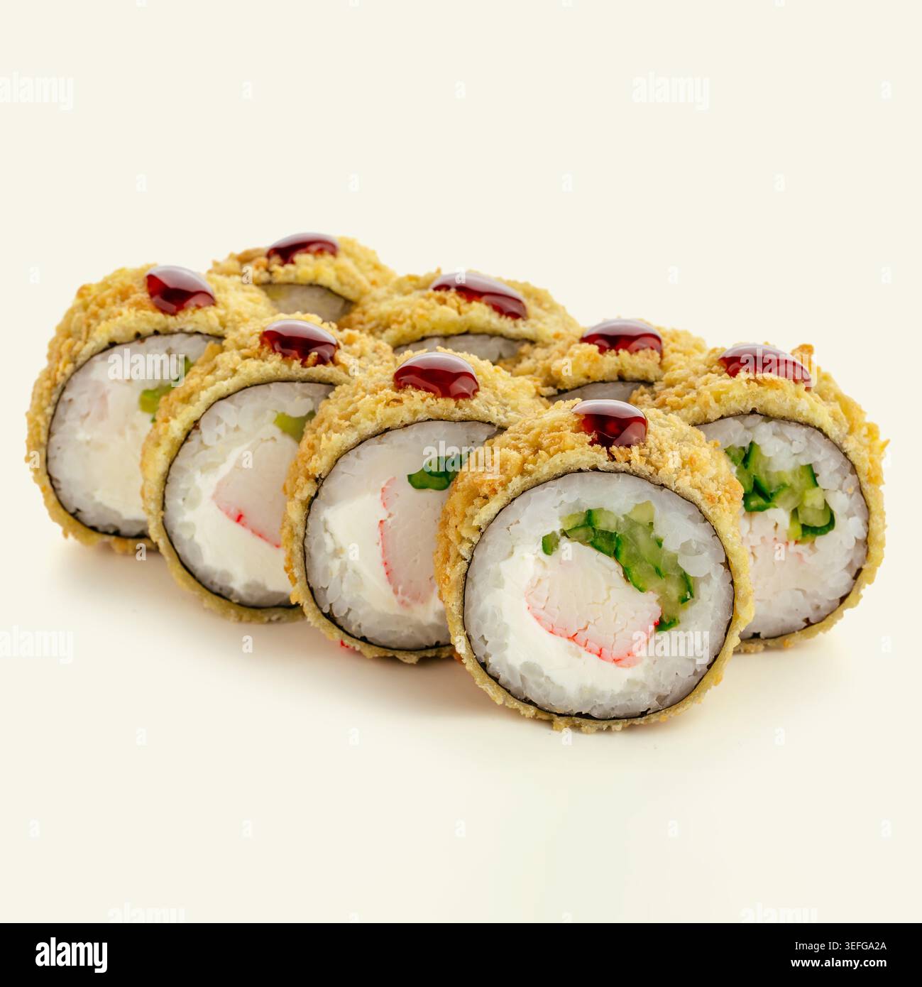 Knusprig gebratene Tempura-Sushi-Brötchen mit Sauce Stockfoto