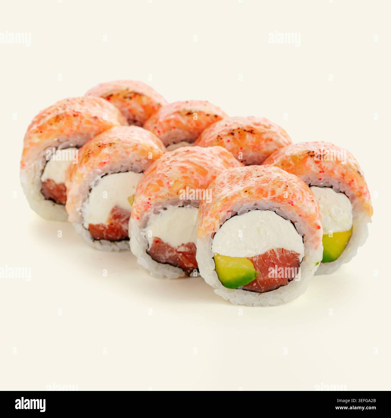 Eine köstliche Reihe gebackener Thunfisch- und Avocado-Sushi-Brötchen Stockfoto