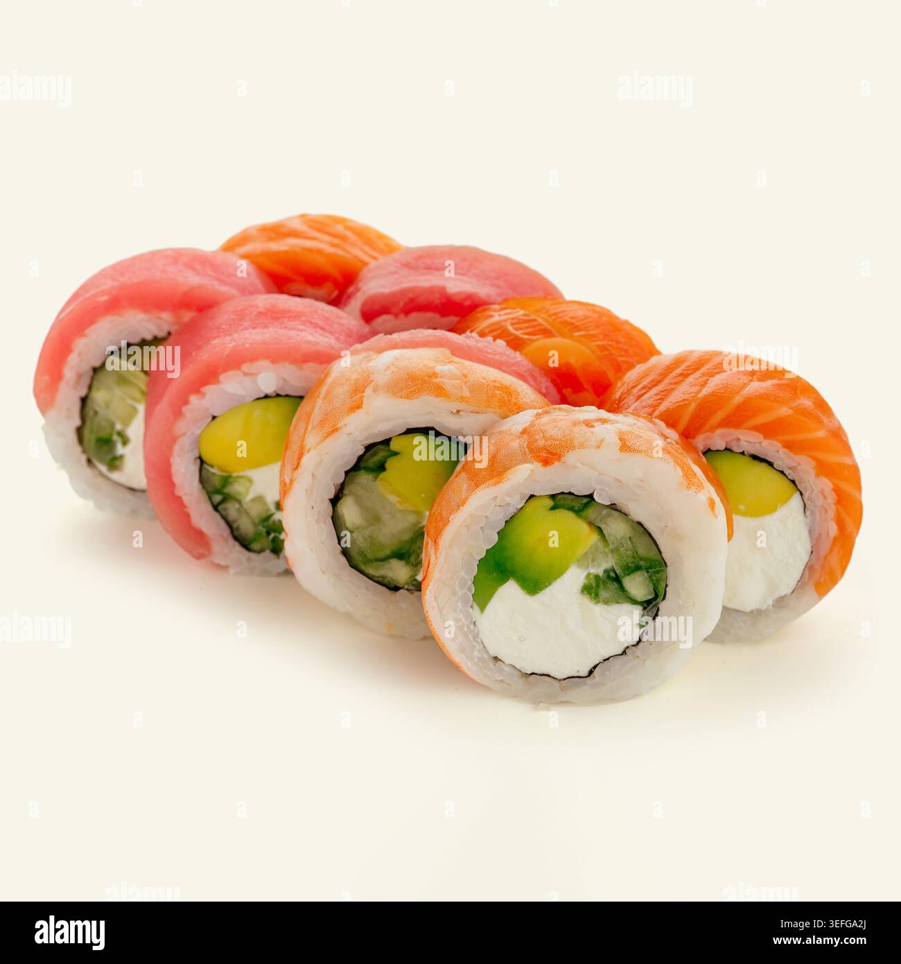 Frischer Thunfisch, Lachs und Shrimps-Sushi-Brötchen Stockfoto