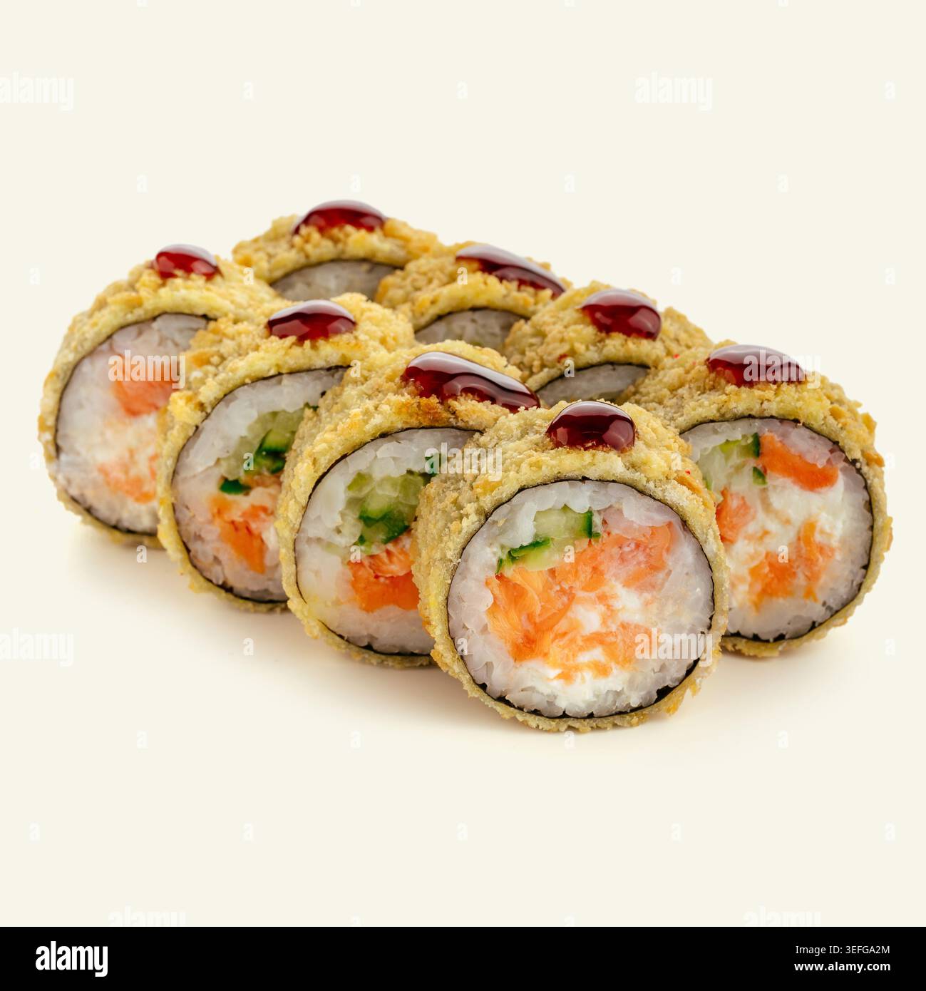 Knusprig gebratene Tempura-Sushi-Brötchen mit Lachs und Gurke Stockfoto