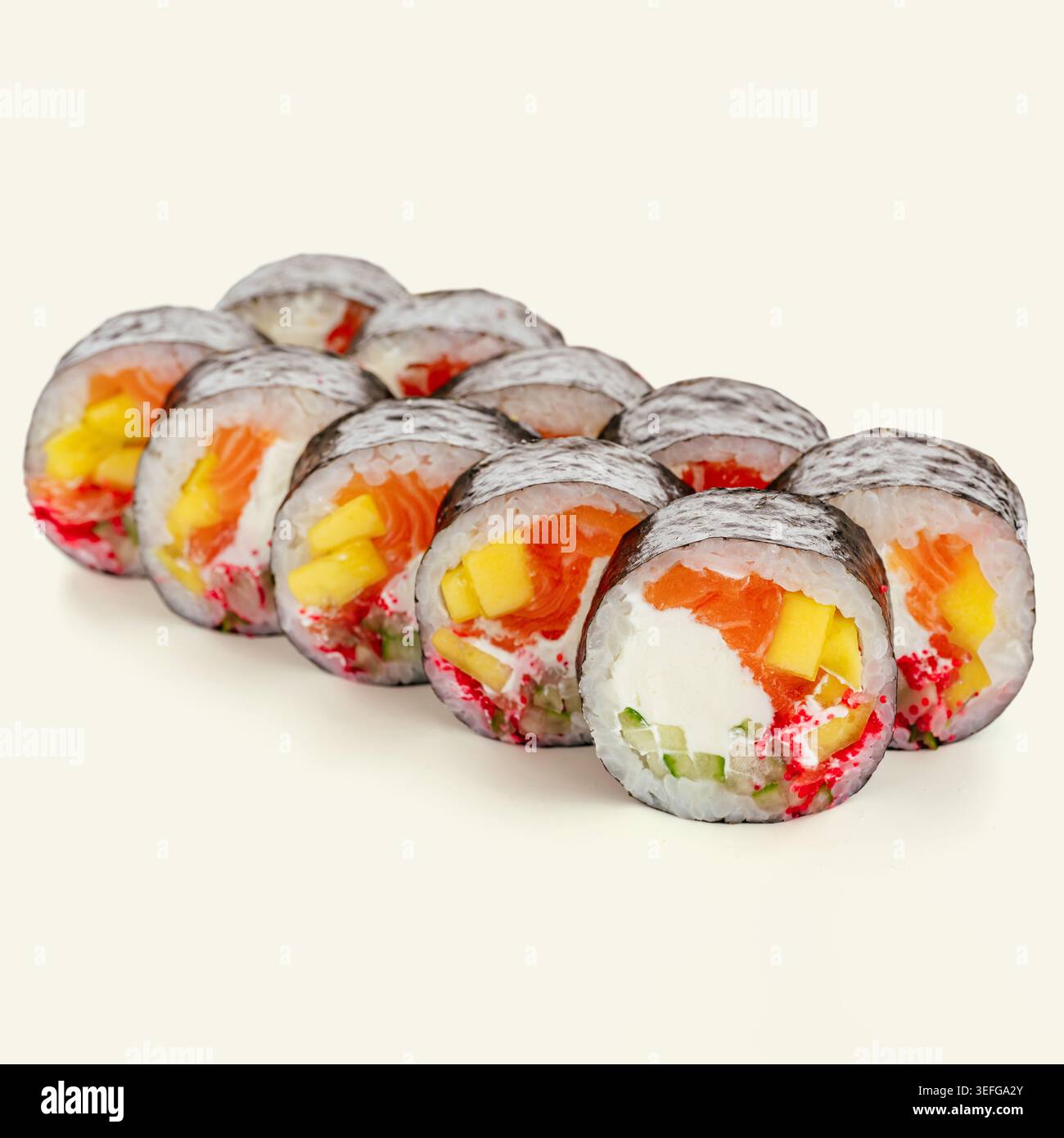 Set mit frischen Sushi-Brötchen mit Lachs und Mango Stockfoto