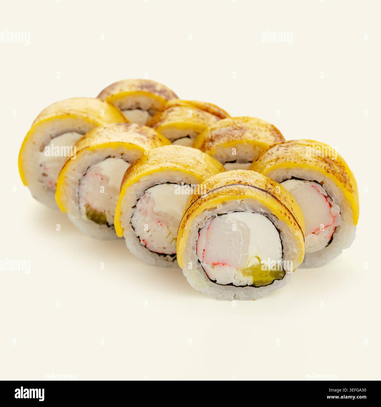 Käse-Sushi-Brötchen mit Krabbenstab und Gurke Stockfoto
