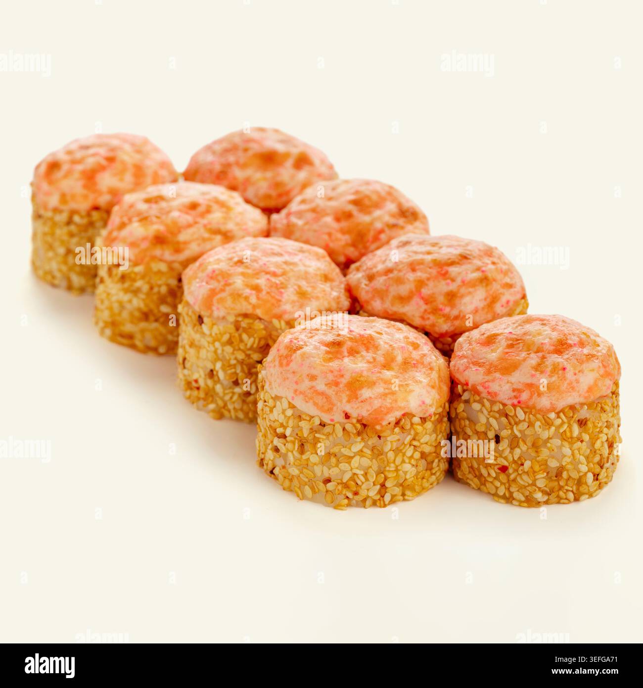 Set köstlicher gebackener Sushi-Brötchen mit Sesamsamen Stockfoto