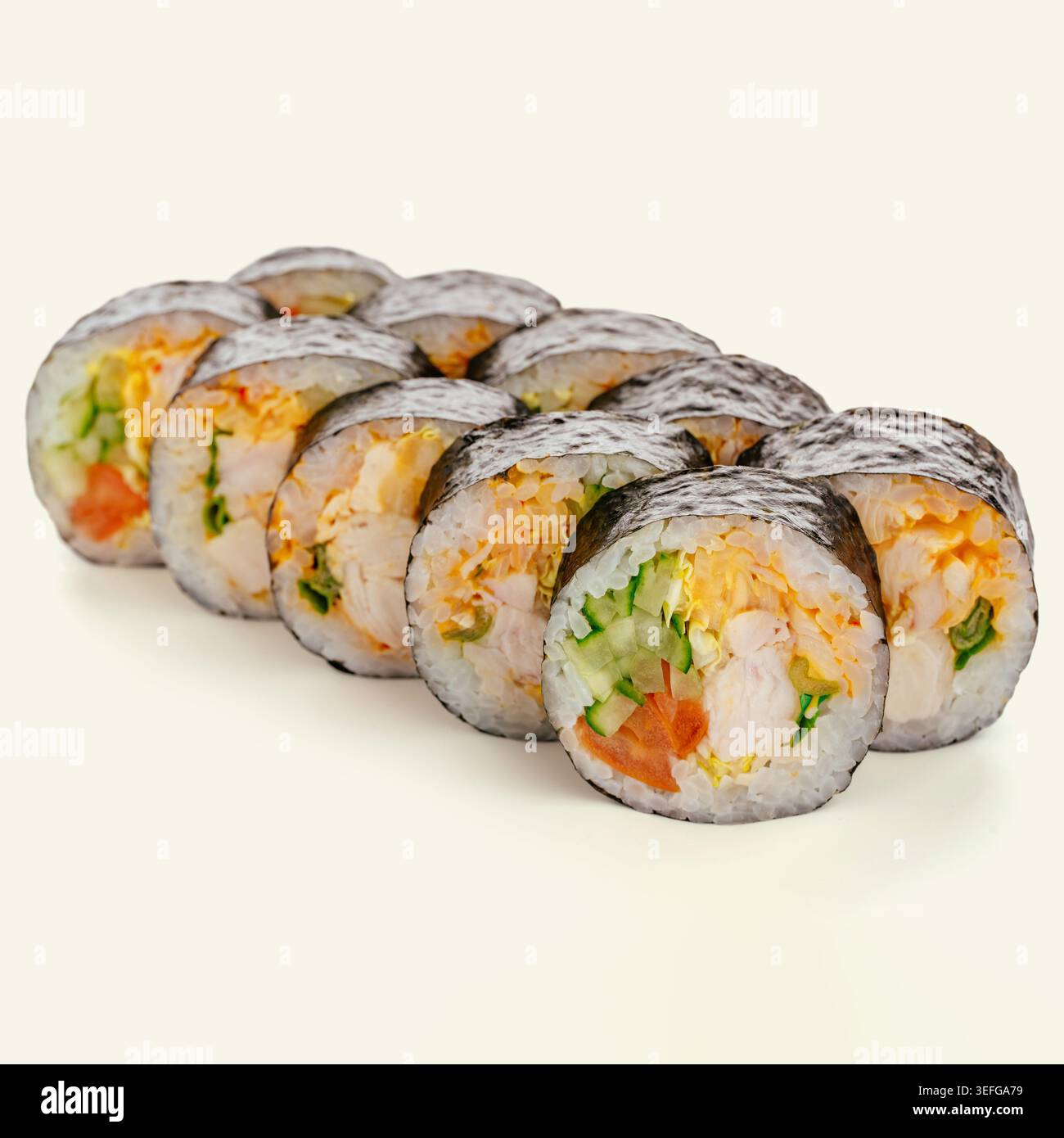 Eine köstliche Reihe japanischer Hühnchen-Sushi-Brötchen Stockfoto