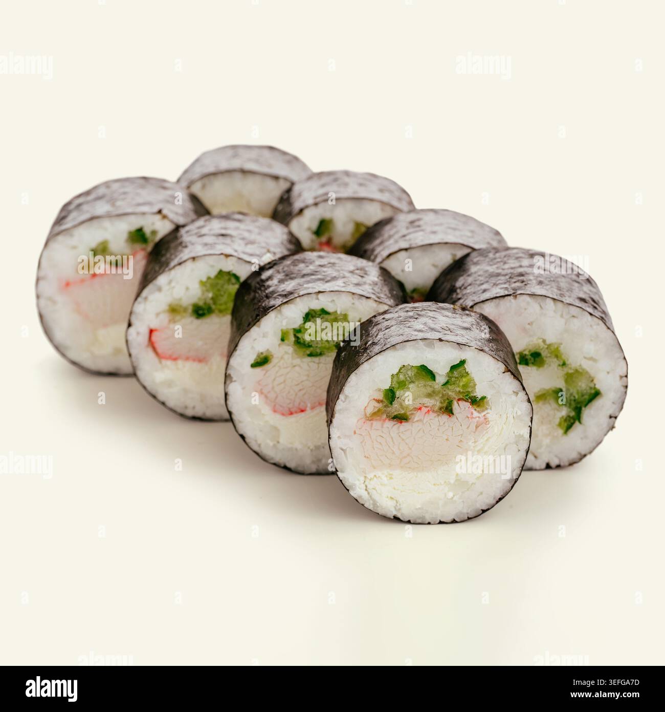 Krabben- und Frischkäse-Maki-Brötchen ordentlich angeordnet Stockfoto