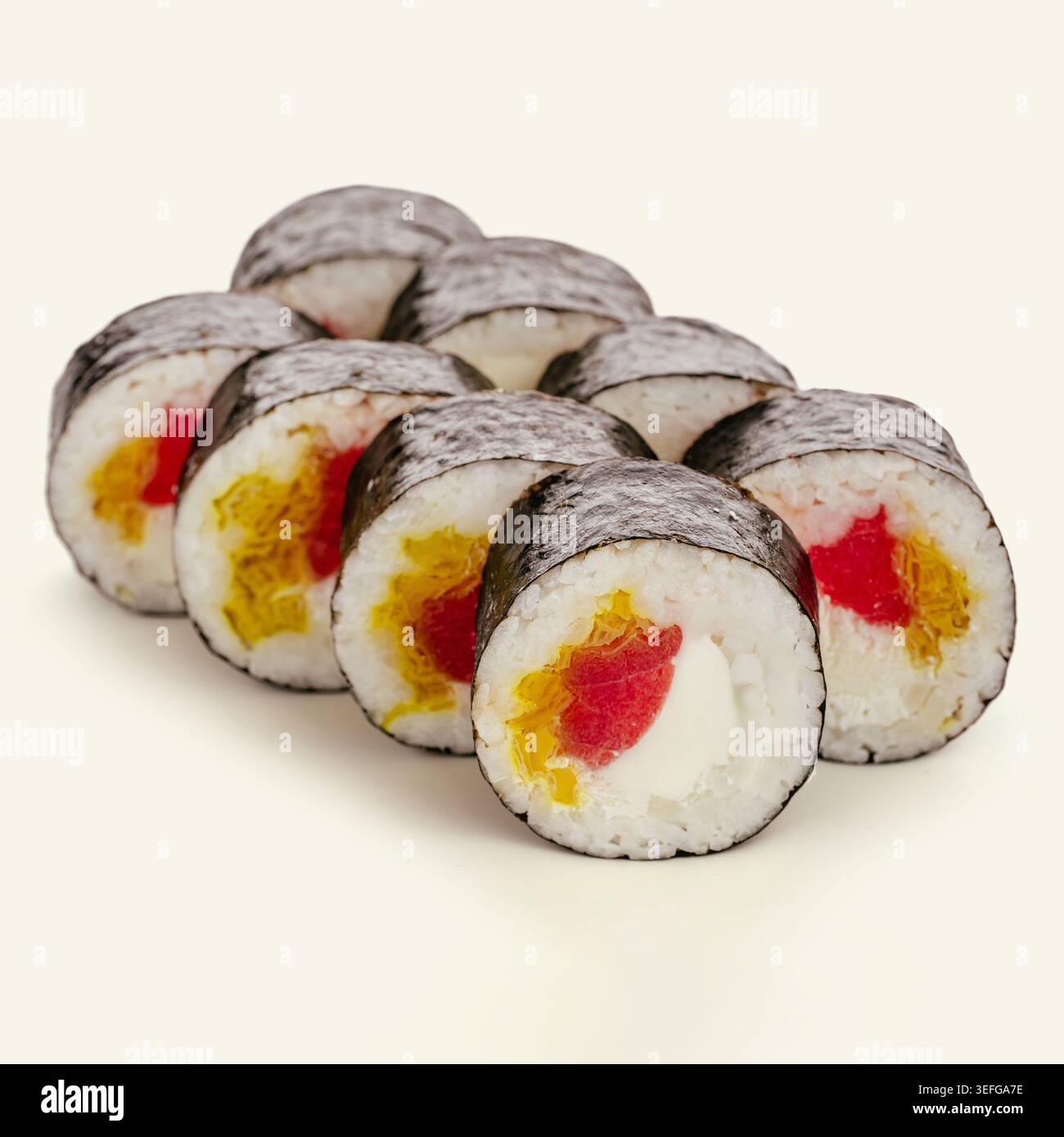 Sushi-Maki-Brötchen mit Thunfisch und Frischkäse Stockfoto