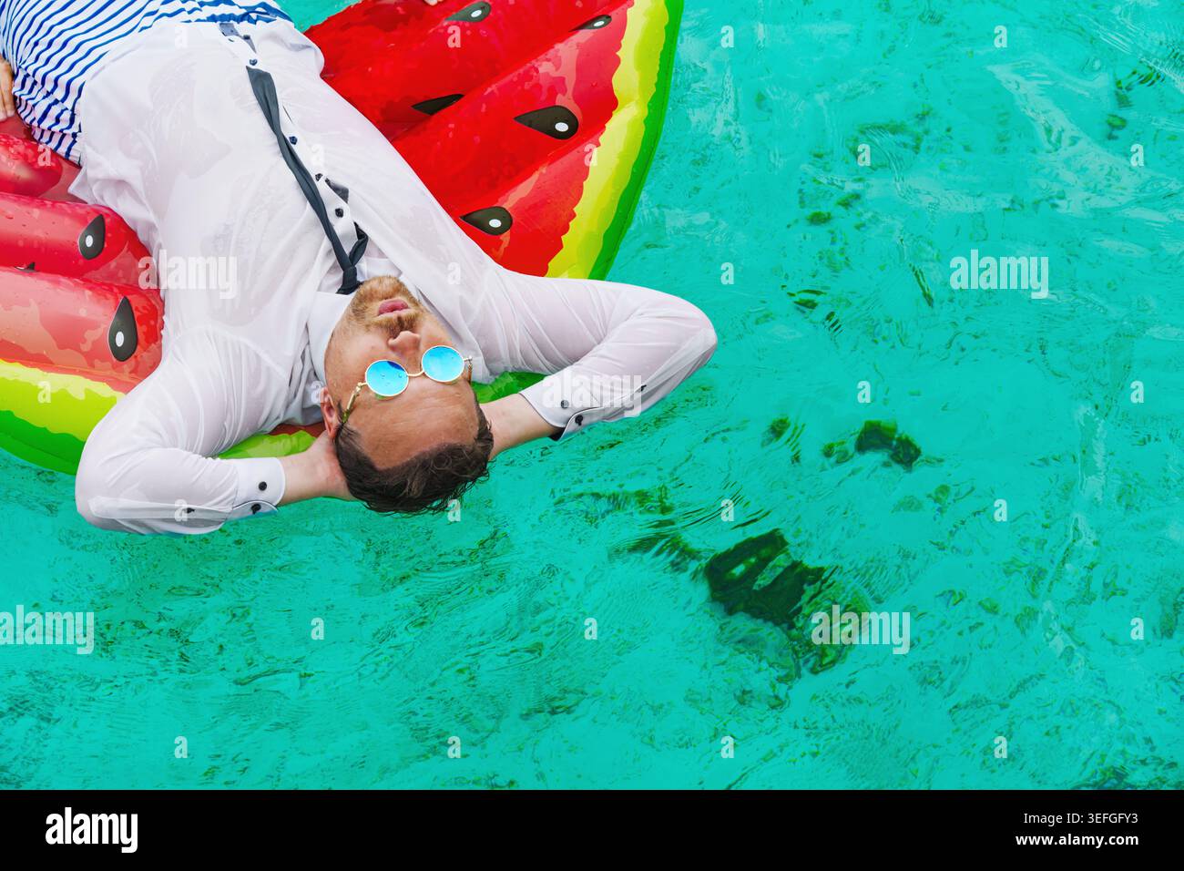 Im Urlaub. Geschäftsmann bereit für ihren Urlaub. Träumen von einem Urlaubskonzept. Stockfoto