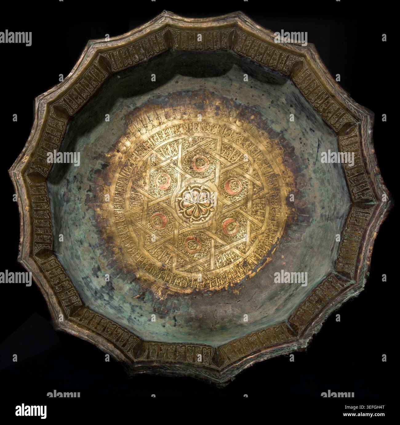 Messingbecken mit Kupfereinlage, Ghaznavid Metallarbeiten, Kabul Museum, Afghanistan Stockfoto