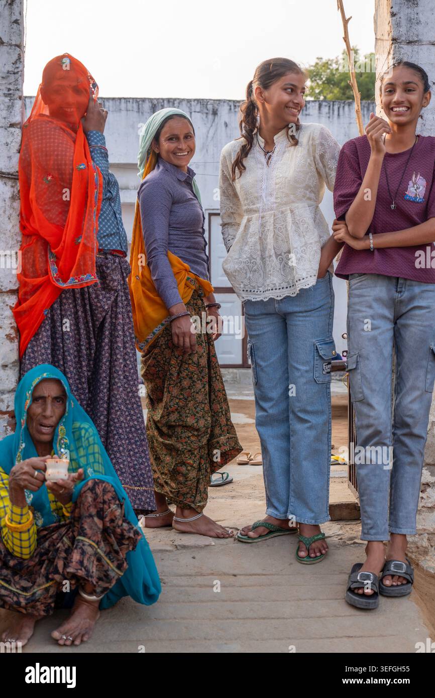 Weibliche Familienmitglieder im ländlichen Indianerdorf Stockfoto