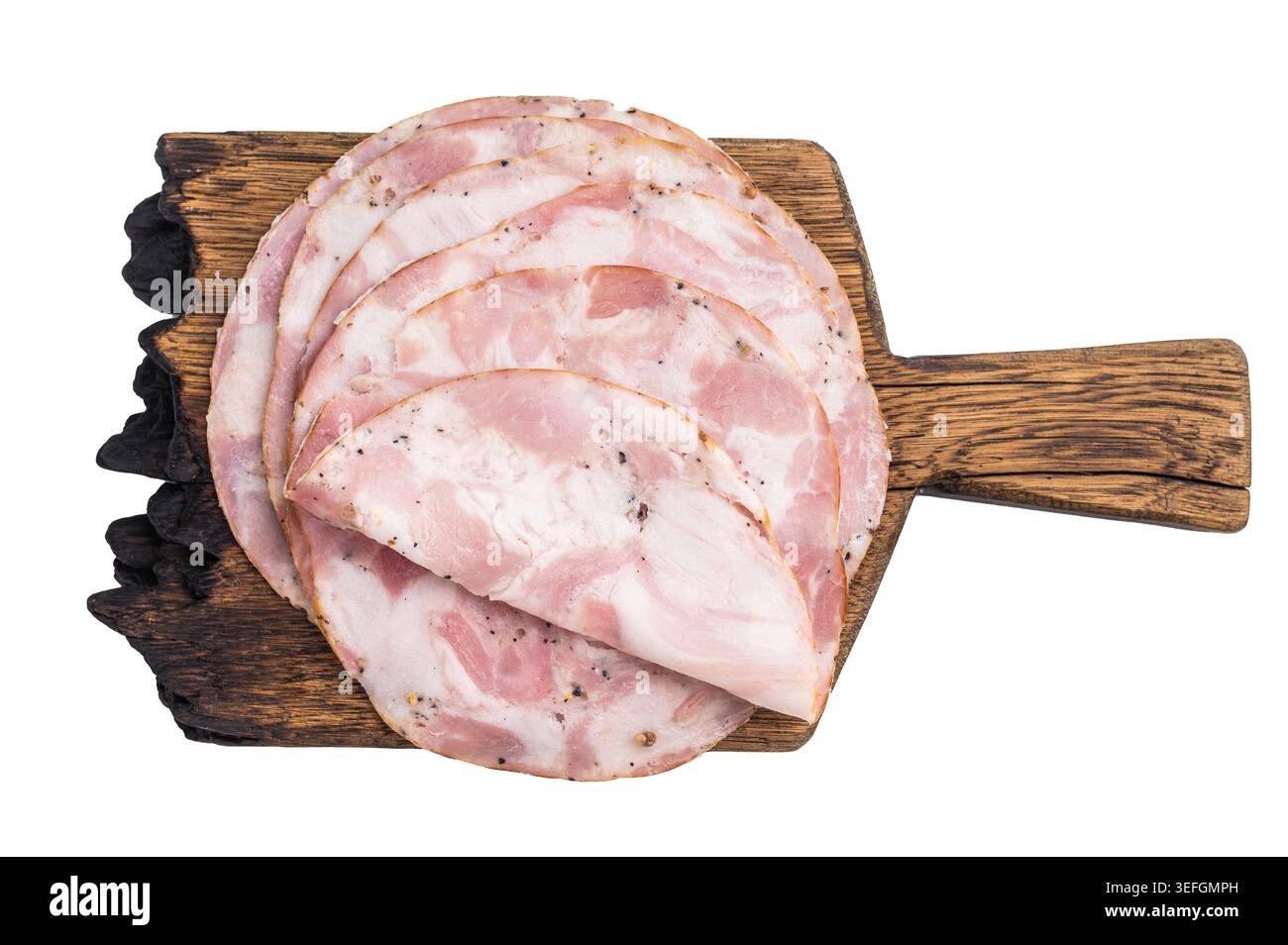 Studio-Aufnahme von Premium-Feinkostfleisch (Pancetta) auf einer dunklen Holzdiele. Sauberer weißer Hintergrund für einfaches Ausschneiden Stockfoto