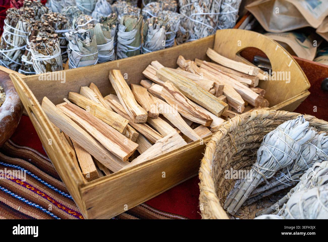 Bulnesia sarmientoi Sticks, auch bekannt als palo santo, guayacan, heiliges Holz, Lignum vitae, heiliges Holz, Holzkiste, Salbeibündel, Marktausstellung, Tradi Stockfoto