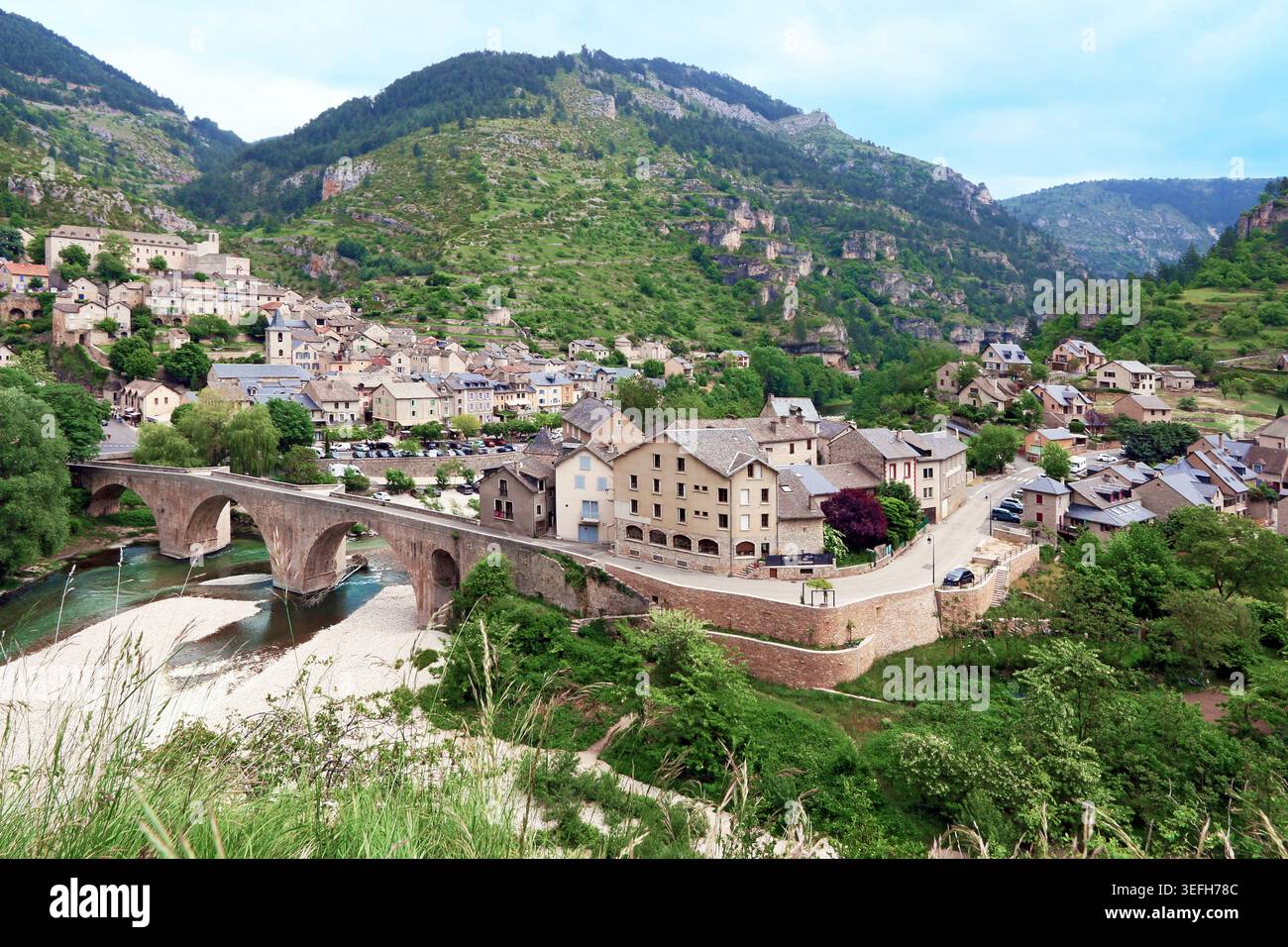 Allgemeine Sicht auf das Dorf Sainte-Enimie im Tarn-Canyon, im Süden Frankreichs. Stockfoto