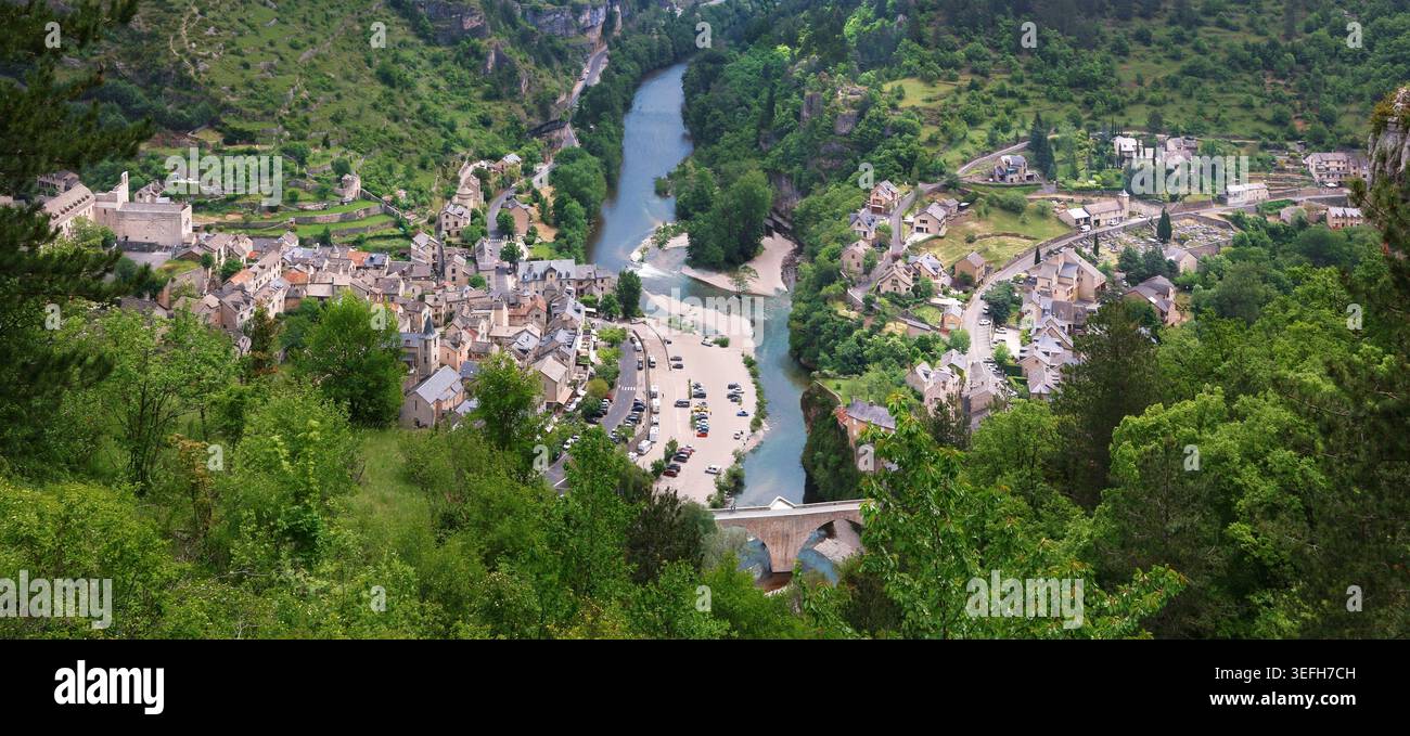Allgemeine Sicht auf das Dorf Sainte-Enimie im Tarn-Canyon, im Süden Frankreichs. Stockfoto