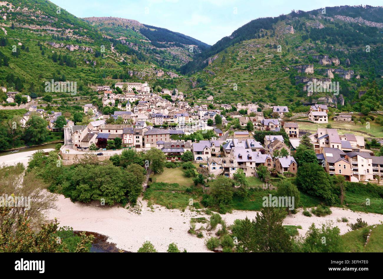 Allgemeine Sicht auf das Dorf Sainte-Enimie im Tarn-Canyon, im Süden Frankreichs. Stockfoto
