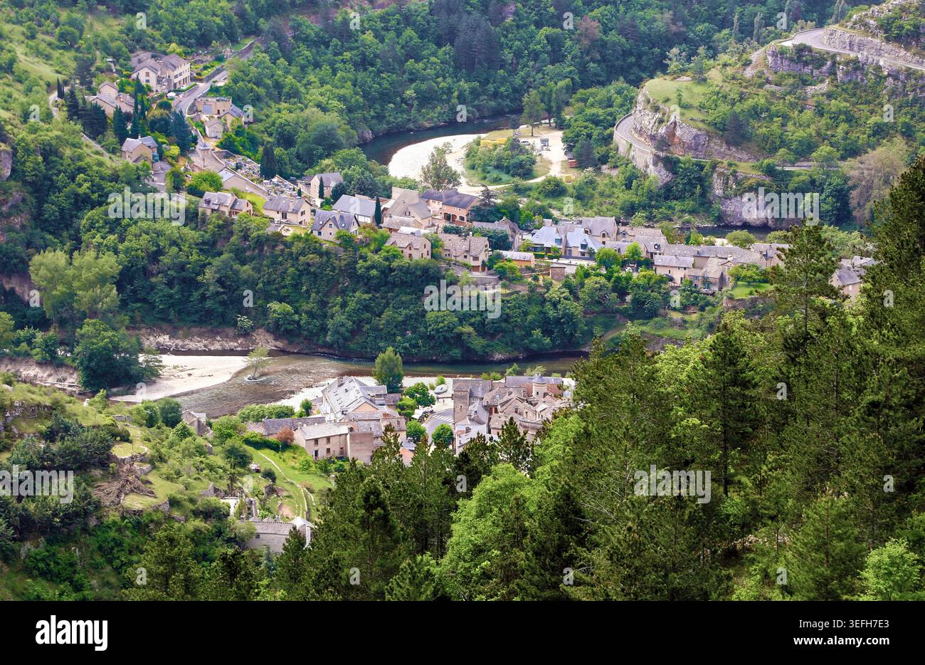 Allgemeine Sicht auf das Dorf Sainte-Enimie im Tarn-Canyon, im Süden Frankreichs. Stockfoto