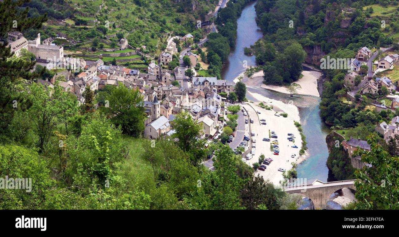 Allgemeine Sicht auf das Dorf Sainte-Enimie im Tarn-Canyon, im Süden Frankreichs. Stockfoto