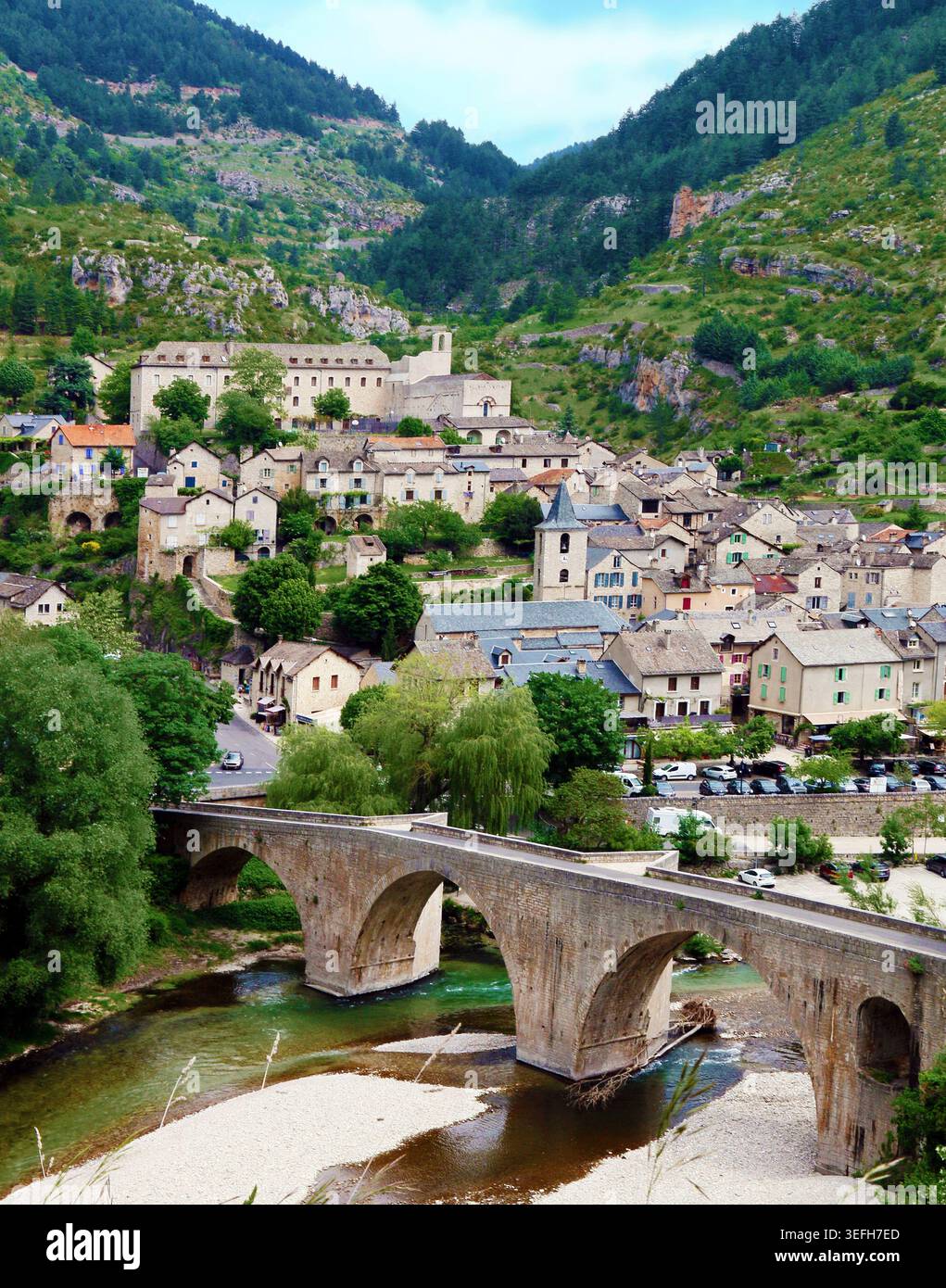 Allgemeine Sicht auf das Dorf Sainte-Enimie im Tarn-Canyon, im Süden Frankreichs. Stockfoto
