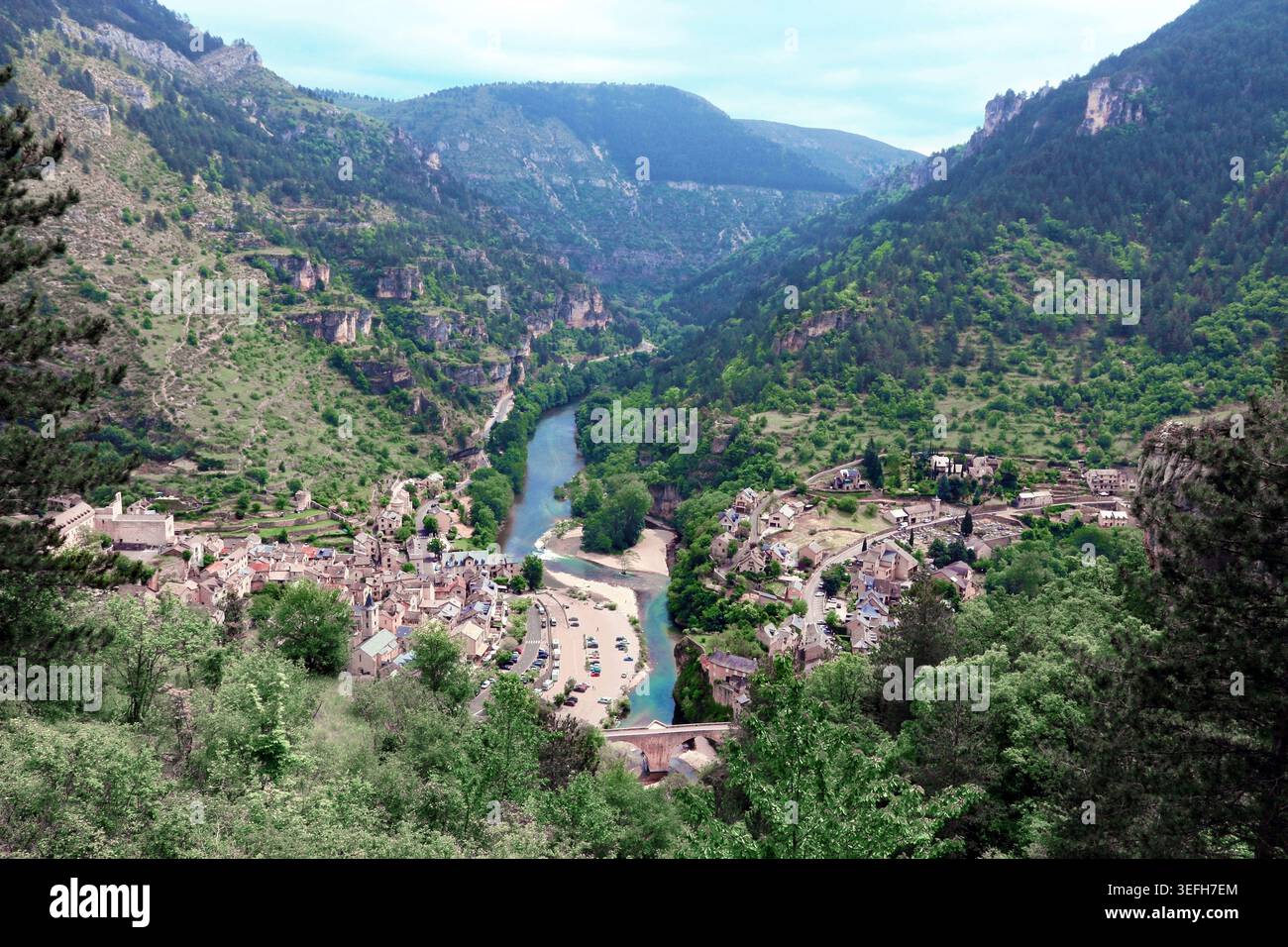 Allgemeine Sicht auf das Dorf Sainte-Enimie im Tarn-Canyon, im Süden Frankreichs. Stockfoto