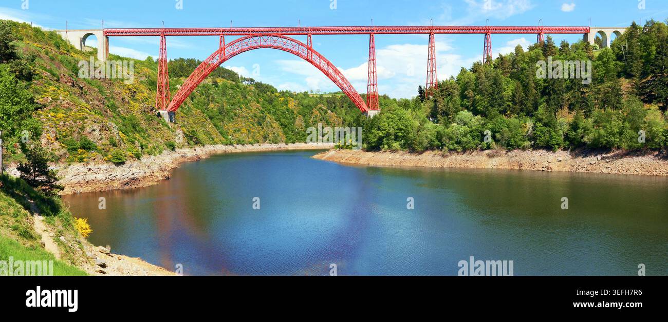Panoramablick auf das Garabit-Viadukt, eine Metallkonstruktion, die den Fluss Truyère überspannt und von Gustave Eiffel erbaut wurde. Stockfoto
