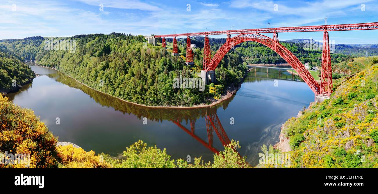 Panoramablick auf das Garabit-Viadukt, eine Metallkonstruktion, die den Fluss Truyère überspannt und von Gustave Eiffel erbaut wurde. Stockfoto