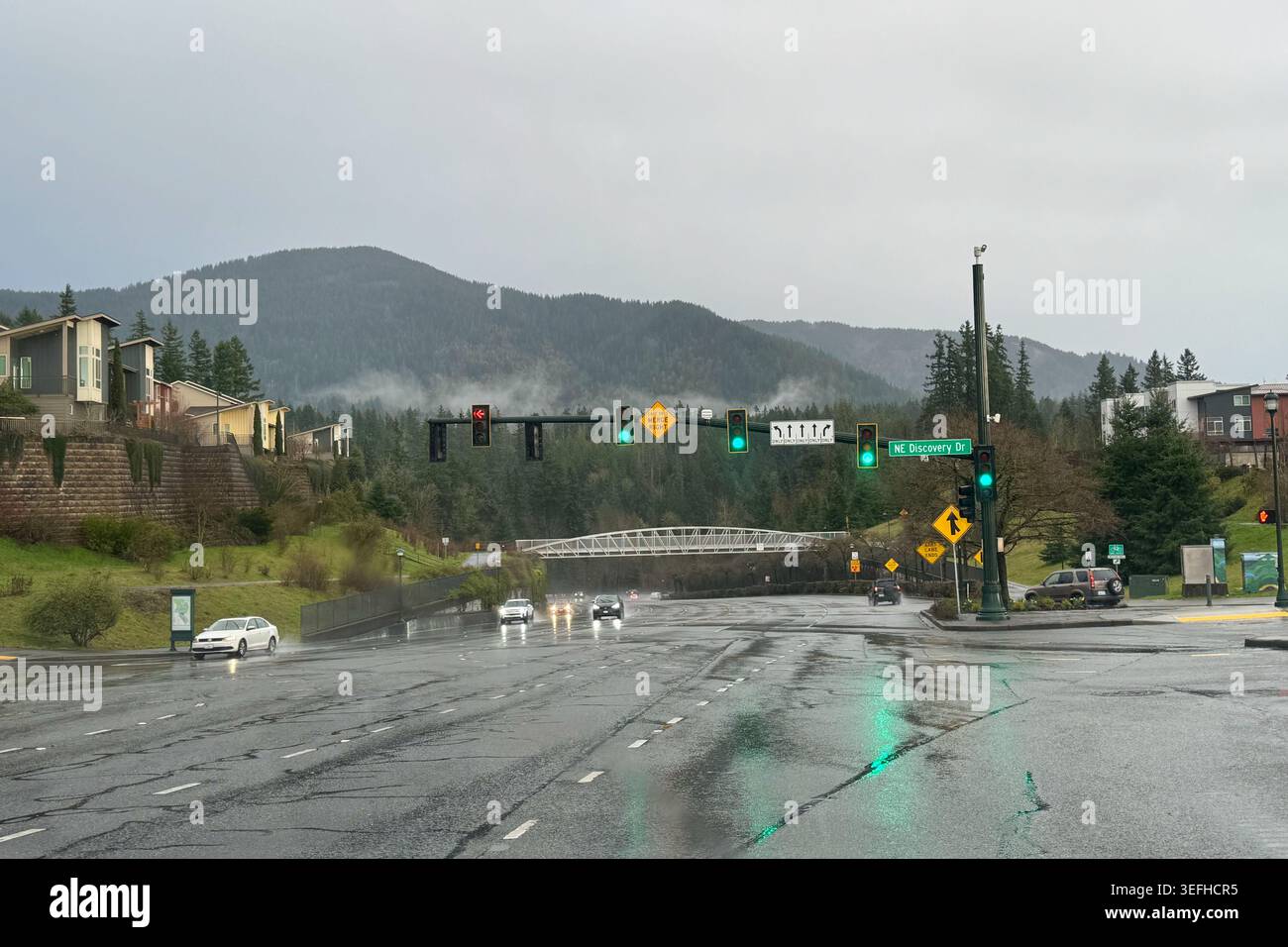 Regnerische Straßenszene mit Bergblick und niedrigen Wolken in den Issaquah Highlands in der Nähe von Seattle, Washington. Stockfoto