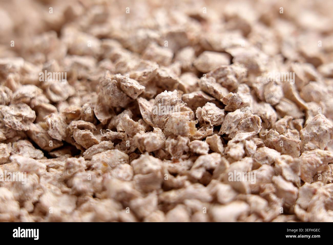 Makroaufnahme natürlicher pflanzenbasierter Katzenstreu aus komprimierten biologisch abbaubaren Pflanzenfasern. Stockfoto