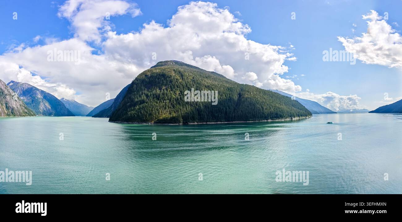Tracy Arm, Alaska - USA - 25. August 2024 - Panoramablick auf die Landschaft Alaskas mit Bergen, dichten Wäldern und Meer Stockfoto