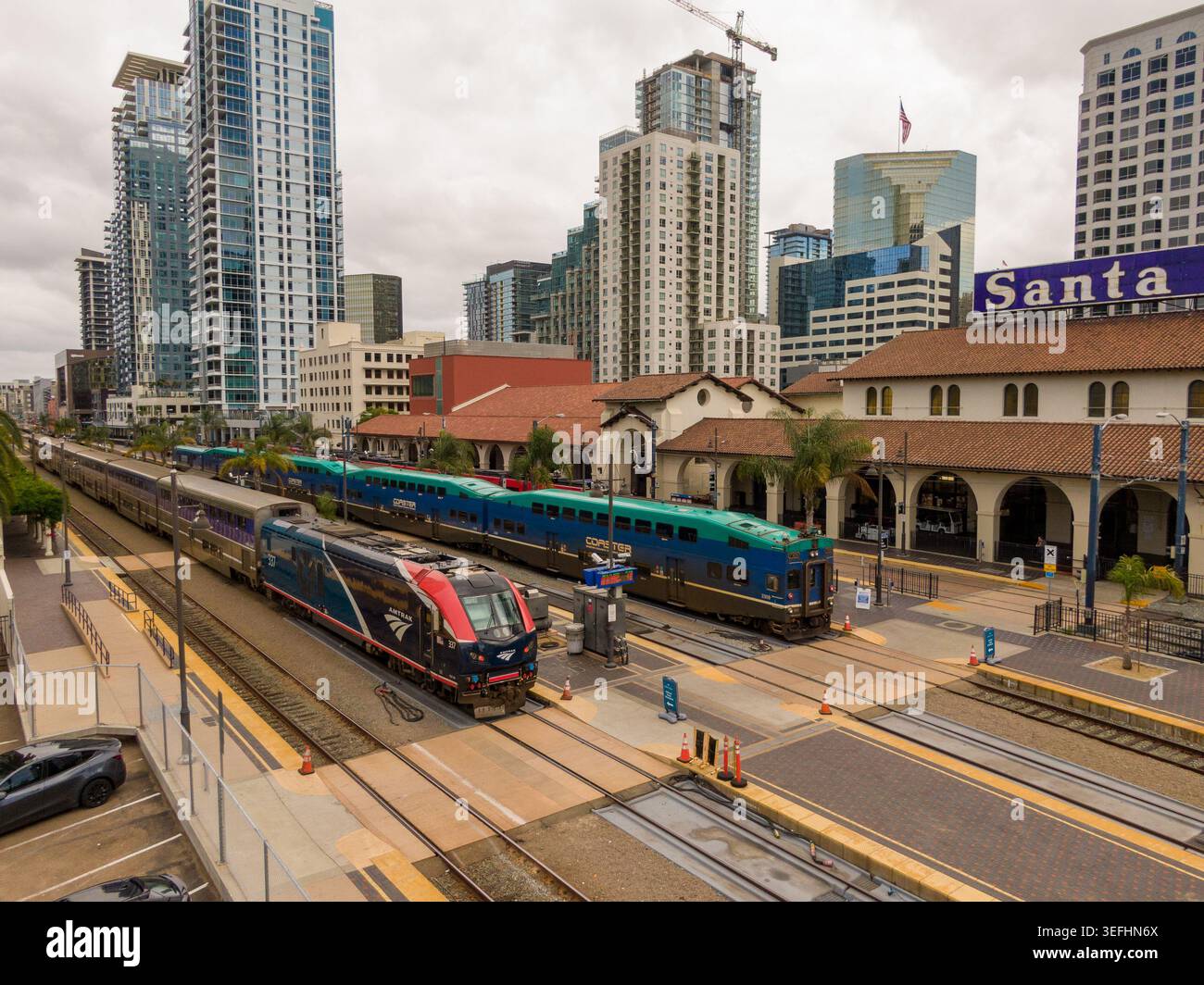 Amtrak- und Coaster-Personenzüge am San Diego Santa Fe Depot in Kalifornien Stockfoto
