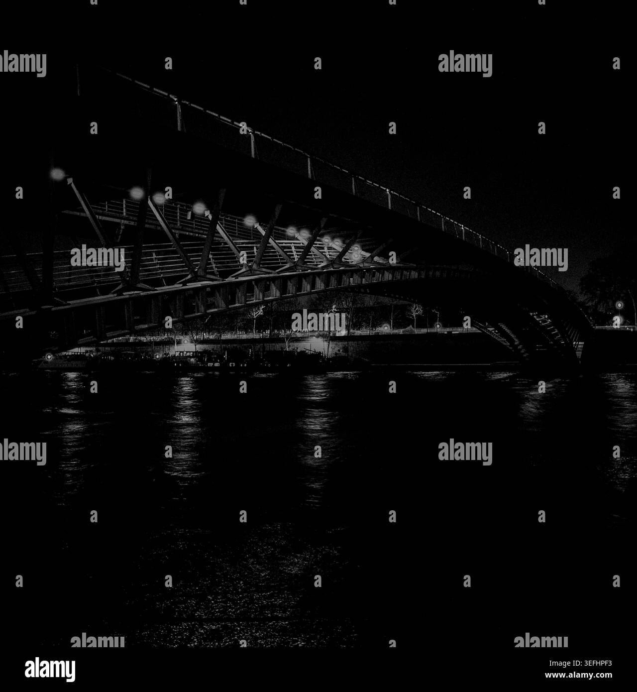 Die Fußgängerbrücke Leopold Sedar Senghor erscheint in einer Winternacht in Paris, Ile de France, Frankreich, gegen die Dunkelheit beleuchtet. Stockfoto