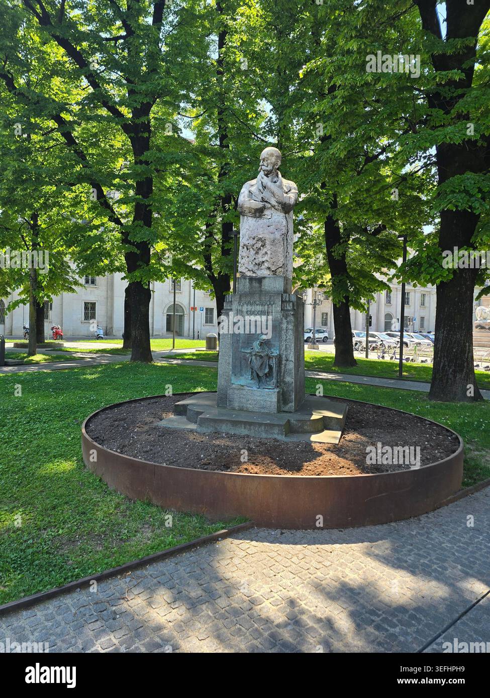 Das Donizetti-Denkmal auf der Piazza Cavour, Unterbergamo, zum Gedenken an den Opernkomponisten Gaetano Donizetti, Lombardei, Italien - Smartphone-aufgenommenes Stockfoto