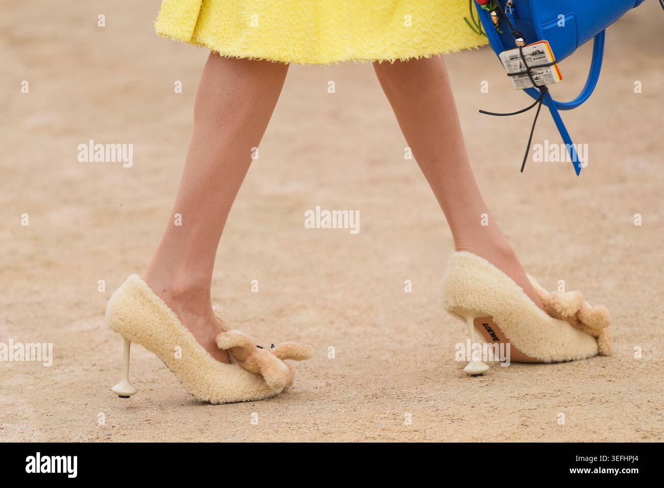 Paris, Frankreich - 6. März 2026: Frau trägt Loewe-Schuhe. Modisches Outfit Schuhdetails, Street-Style-Look Stockfoto