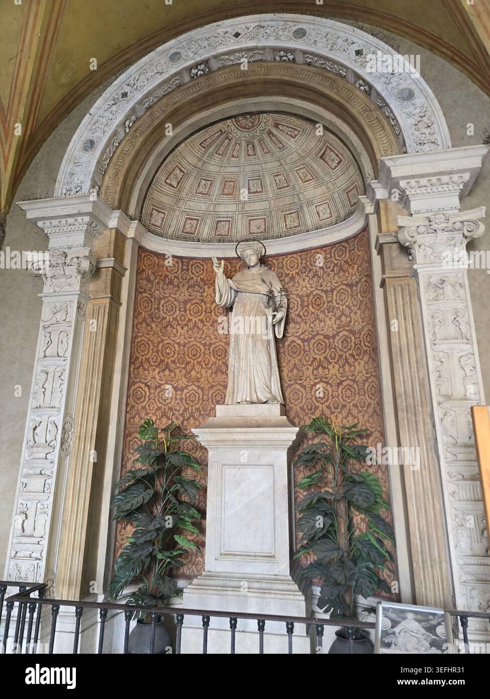 Eine Marmorstatue des Heiligen Antonius in einer reich verzierten Apsis-Nische in der Basilica di Sant'Antonio di Padova, Padua, Veneto, Italien - Smartphone-aufgenommenes Stockfoto