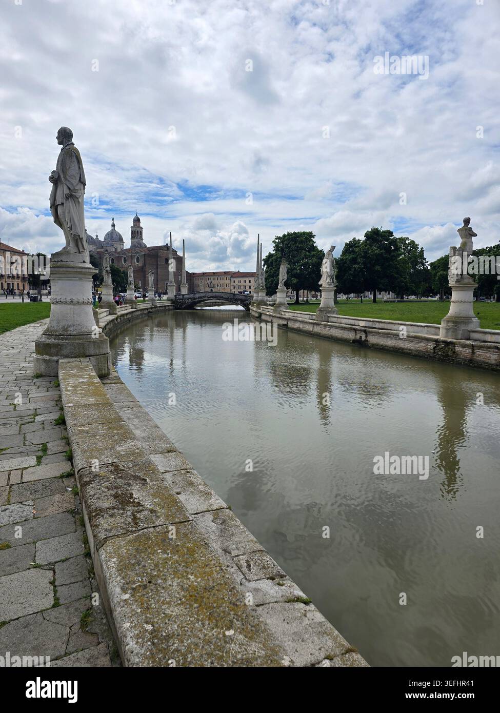 Mit Statuen gesäumter Kanal des Prato della Valle, einer der größten Plätze Europas, Padua, Venetien, Italien - Smartphone-aufgenommenes Stockfoto