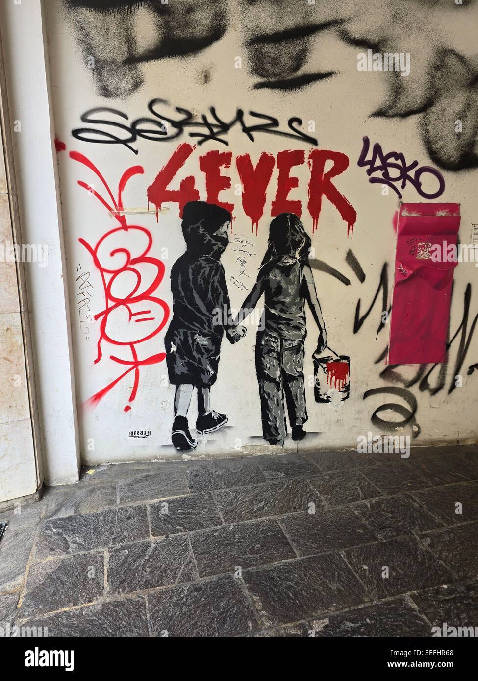 Street Art Schablonengemälde von zwei Figuren mit Graffiti-Tags einschließlich 4Ever an einer Wand, Padua, Veneto, Italien - Smartphone-aufgenommenes Stockfoto