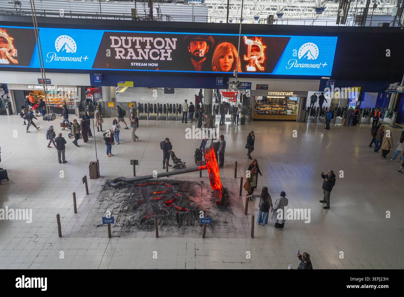15. Mai 2026 Paramount Plus fördert die Dutton Ranch in Waterloo Station mit Branding Iron und Rissbodeninstallation Stockfoto