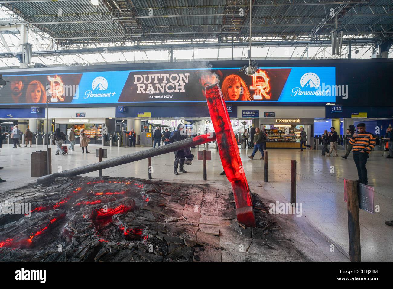 15. Mai 2026 Paramount Plus fördert die Dutton Ranch in Waterloo Station mit Branding Iron und Rissbodeninstallation Stockfoto